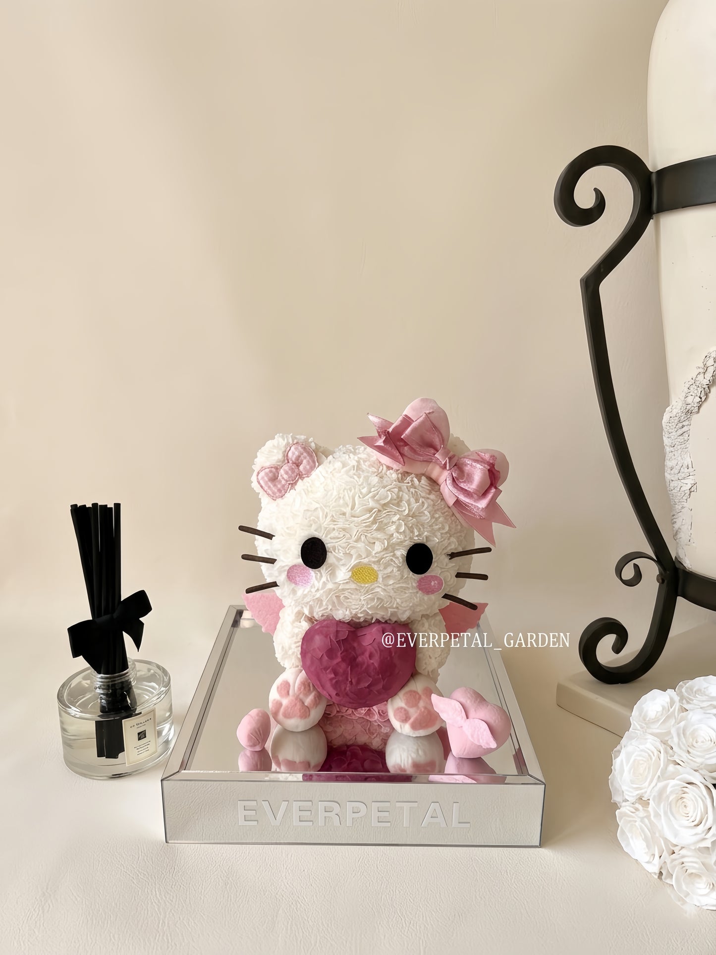 Creative Heart-Holding Kitty Preserved Flower Mirror Set
